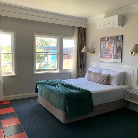 Moruya Monarch Hotel Bagian luar foto