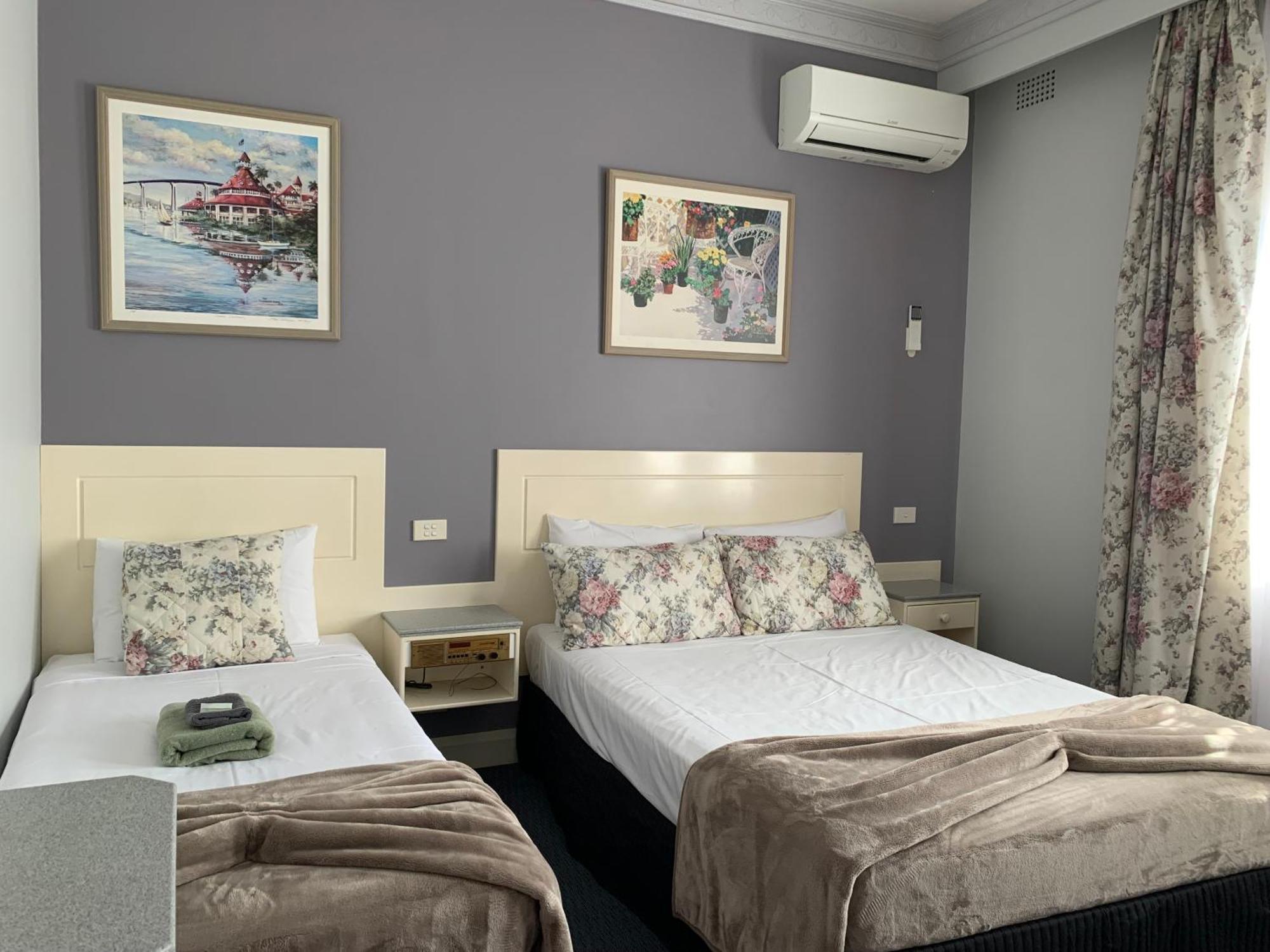 Moruya Monarch Hotel Bagian luar foto