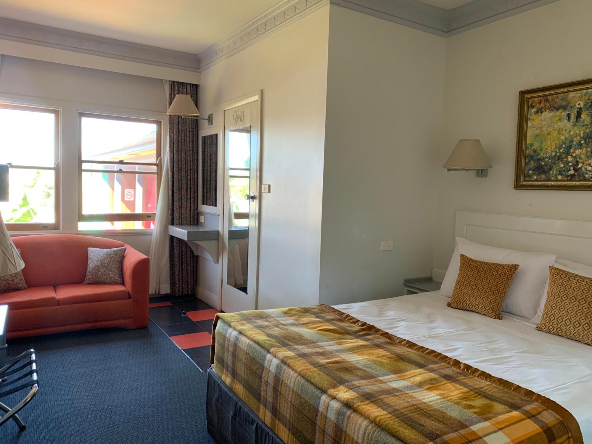 Moruya Monarch Hotel Bagian luar foto
