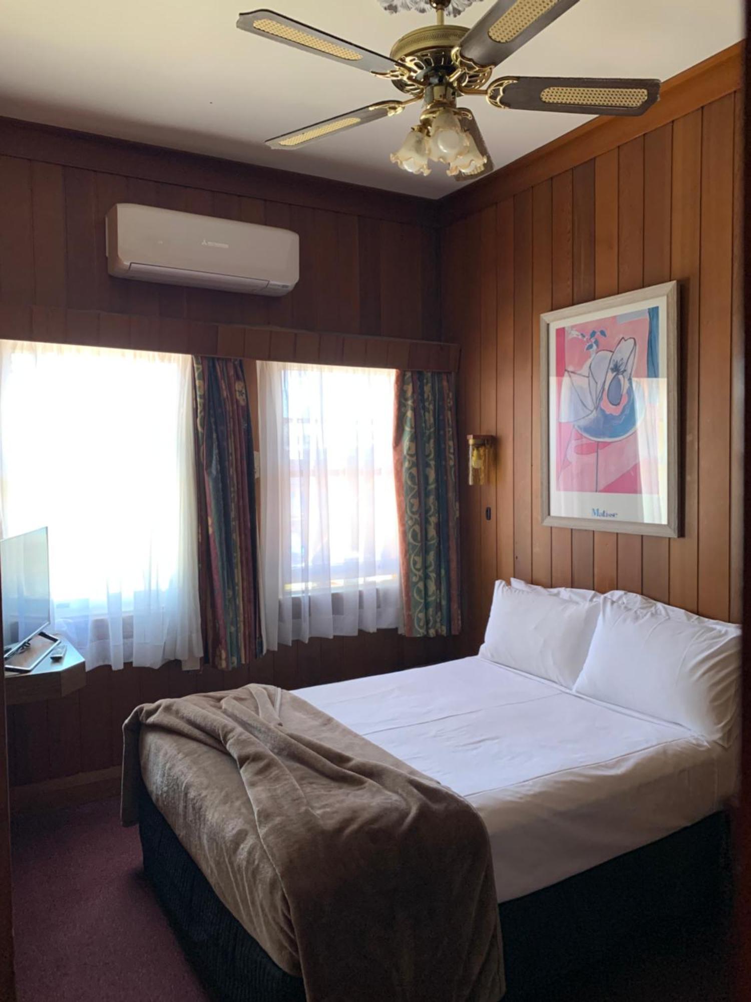 Moruya Monarch Hotel Bagian luar foto