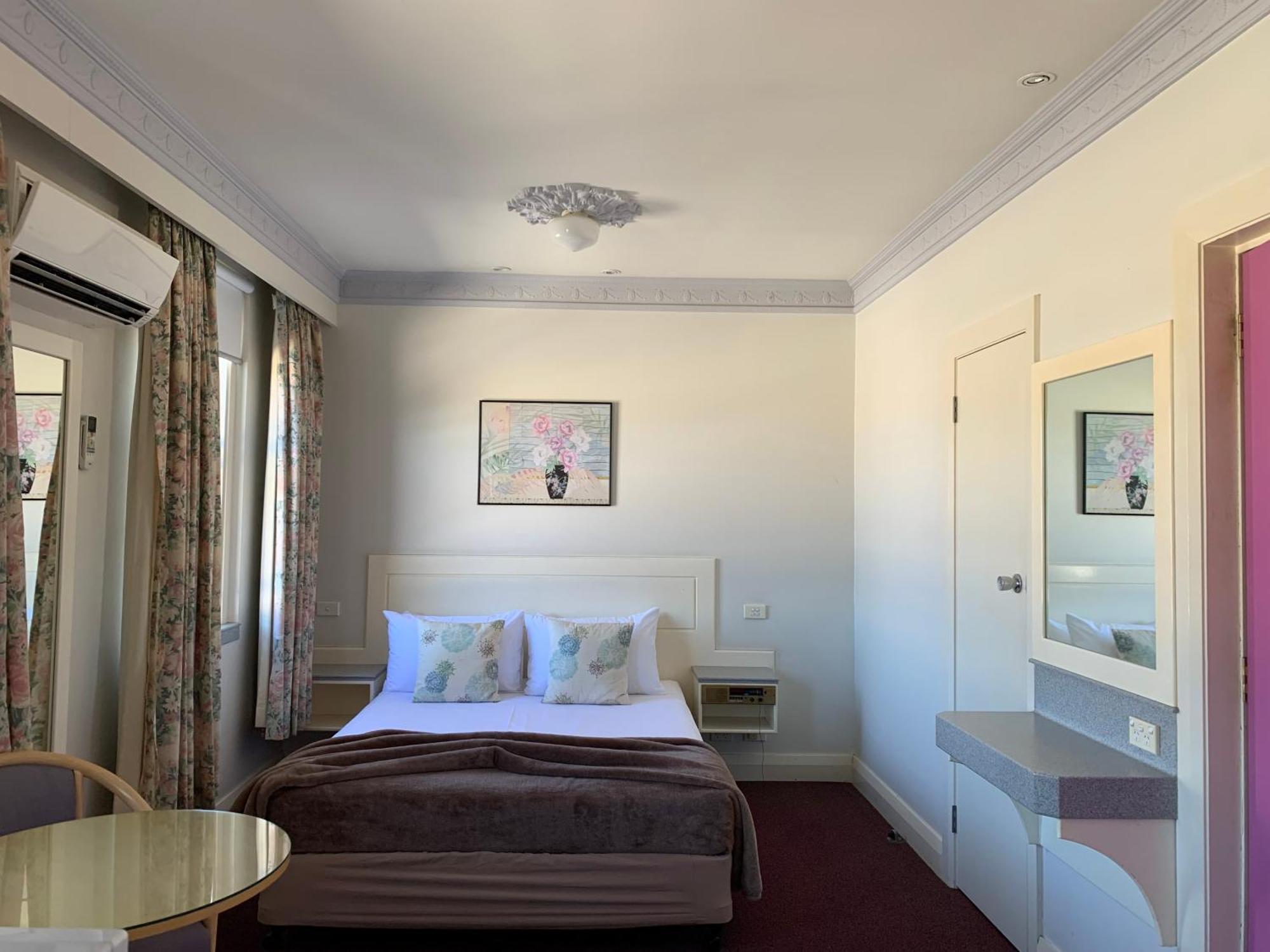 Moruya Monarch Hotel Bagian luar foto