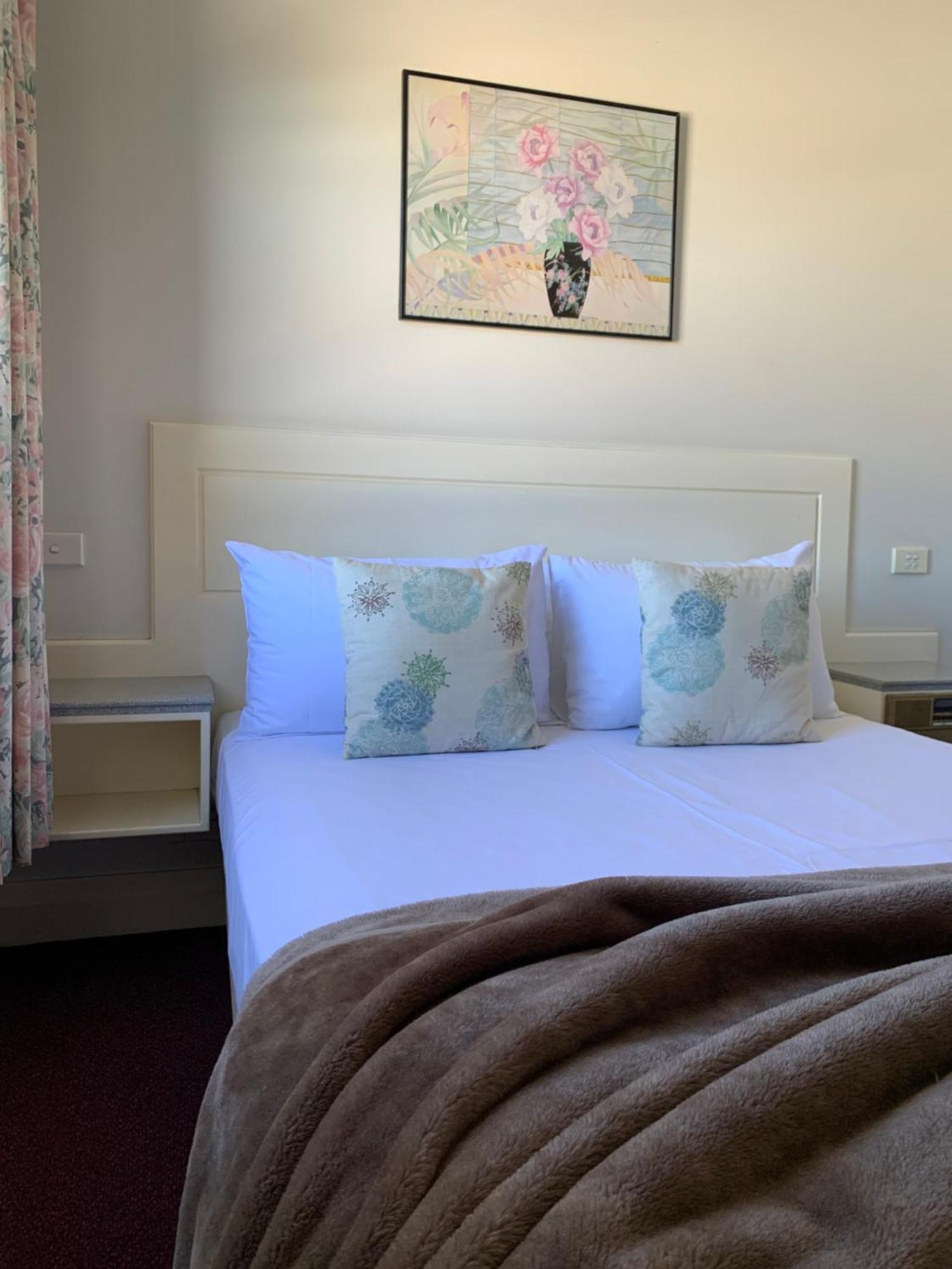 Moruya Monarch Hotel Bagian luar foto