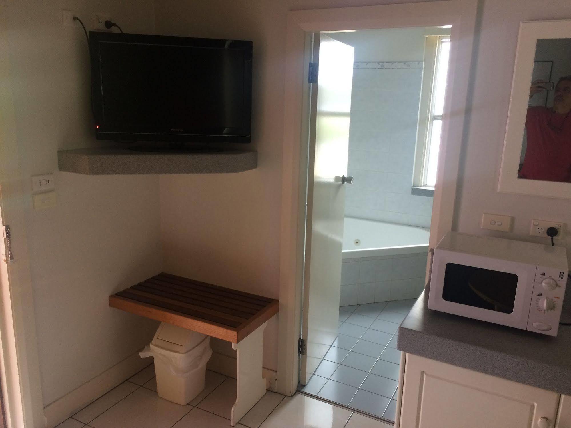 Moruya Monarch Hotel Bagian luar foto
