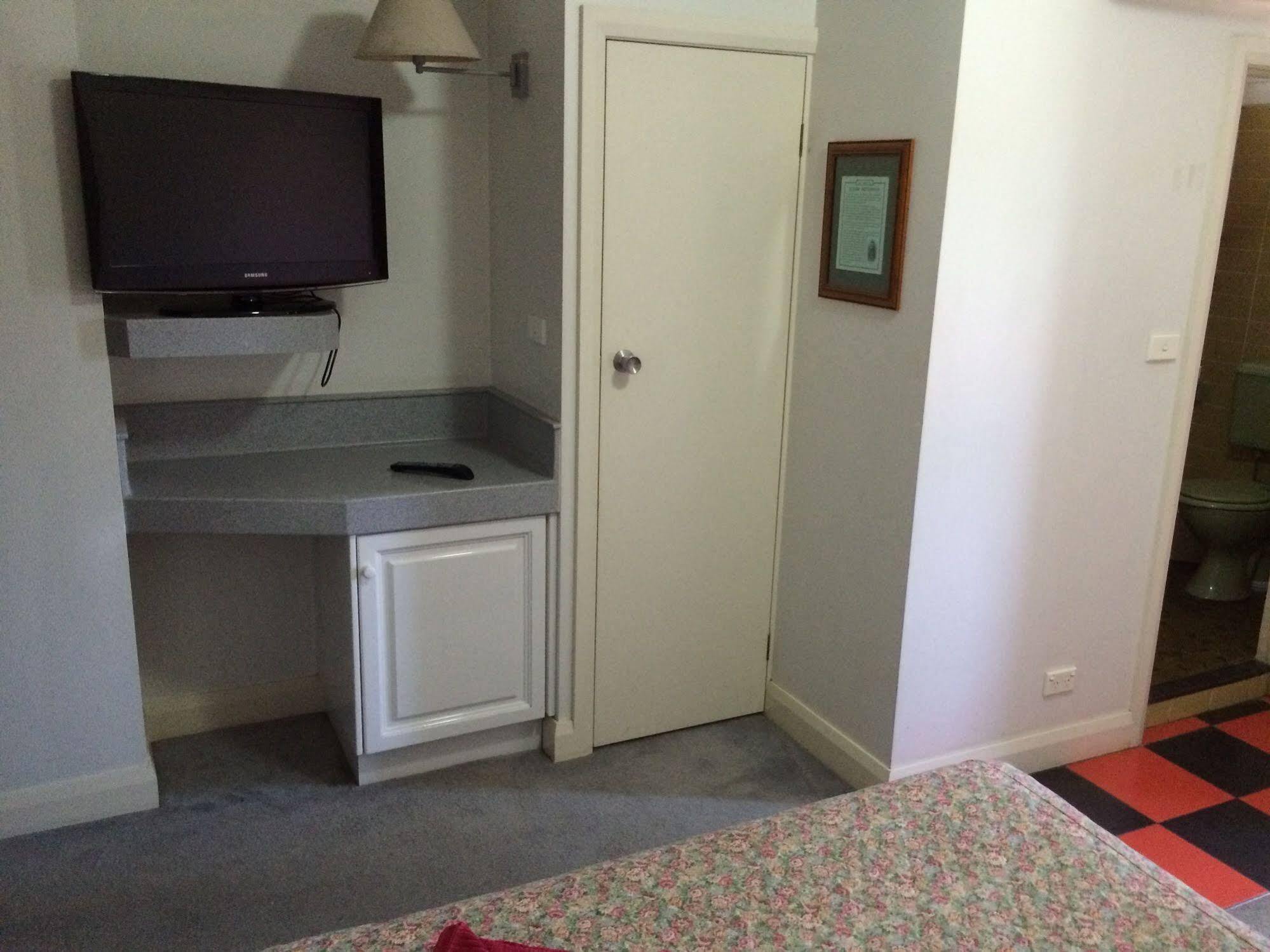 Moruya Monarch Hotel Bagian luar foto